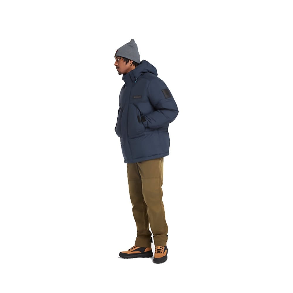 En model bærer en varm Timberland Down Puffer Parka vinterjakke (Herre)