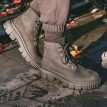 En model iført Timberland Greyfield lædestøvler (dame) udendørs