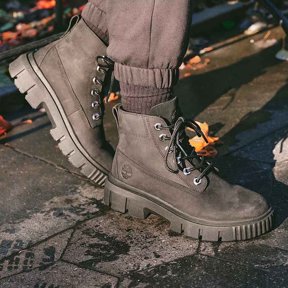 En model iført Timberland Greyfield lædestøvler (dame) udendørs