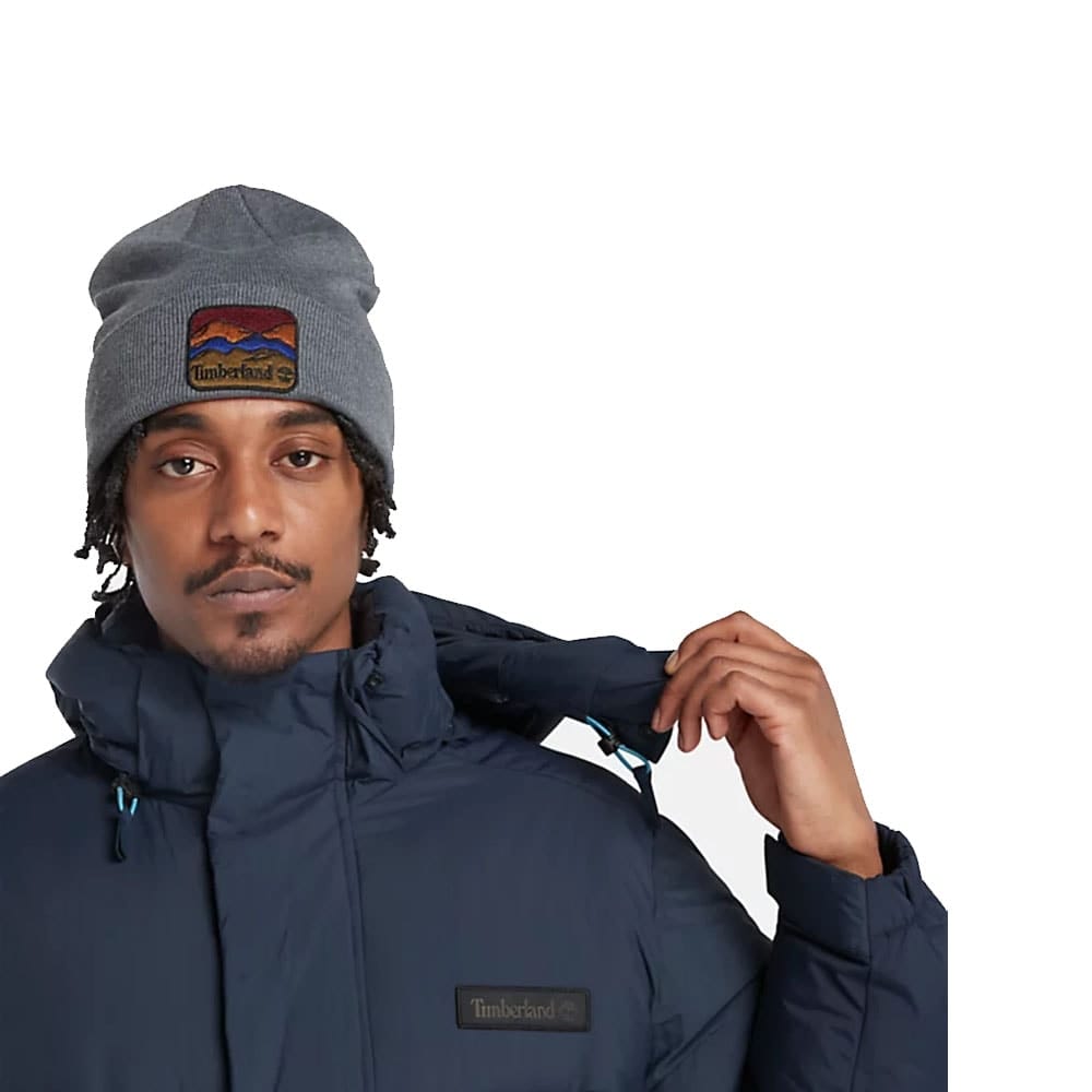 En model har den varme og behagelige Timberland Down Puffer Parka vinterjakke (Herre) på