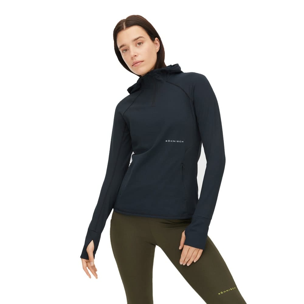 Röhnisch Free Motion Half Zip på en model set forfra