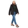 En model har en holdbar Marmot Lightray goretex-jakke på