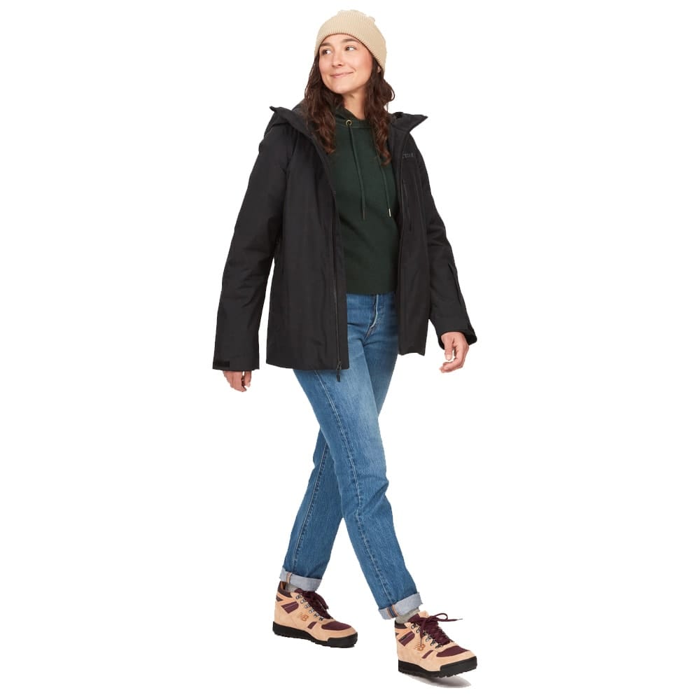 En model har en holdbar Marmot Lightray goretex-jakke på