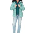 En flot Marmot Slingshot Jacket skijakke (dame) båret af en model