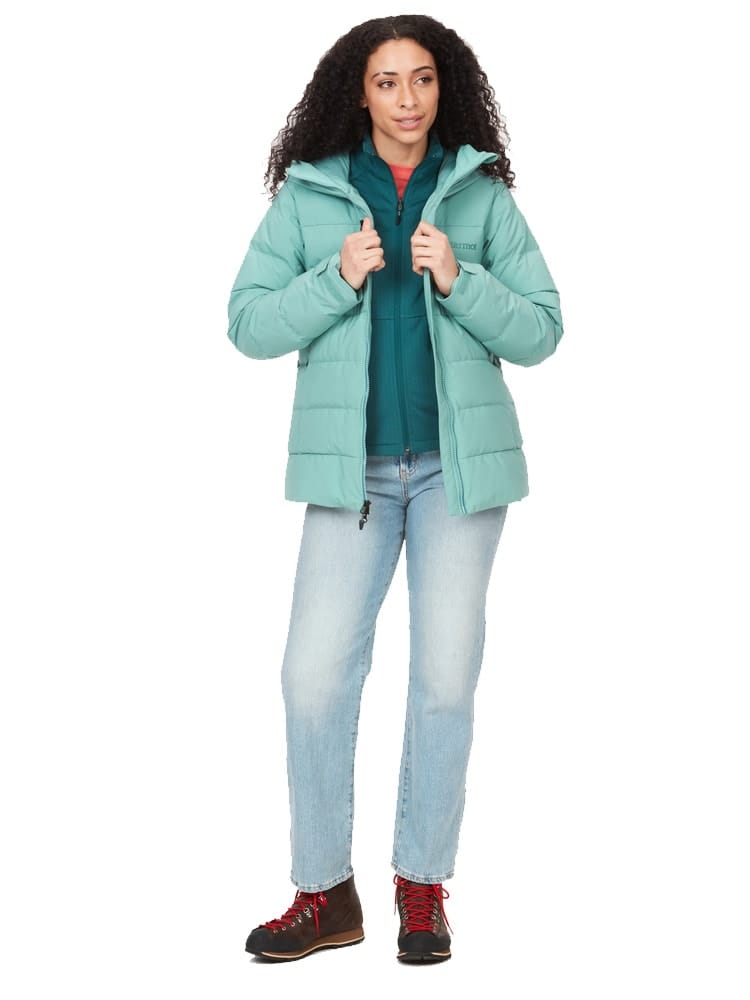En flot Marmot Slingshot Jacket skijakke (dame) båret af en model