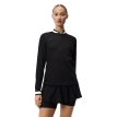 En model iført J.Lindeberg Leonor Mid Layer (dame) i farven sort