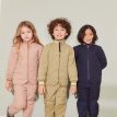 Tre børnemodeller, der hver bærer et Molo Hatton termosæt (børn/junior)