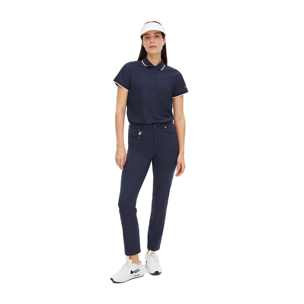 Röhnisch Chie comfort Pants 30 golfbukser (dame) på en model