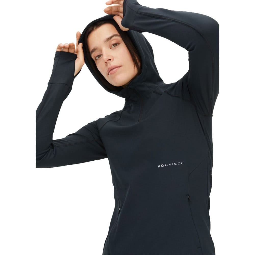 Röhnisch Free Motion Half Zip på en model, der har hætten på