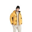 En gul Timberland Down Puffer Parka vinterjakke (Herre) på en model