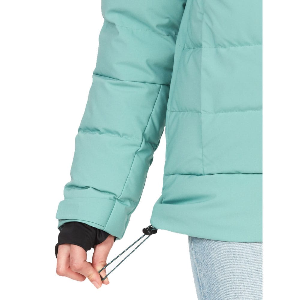 En model bruger snoretrækket på Marmot Slingshot Jacket skijakke (dame)