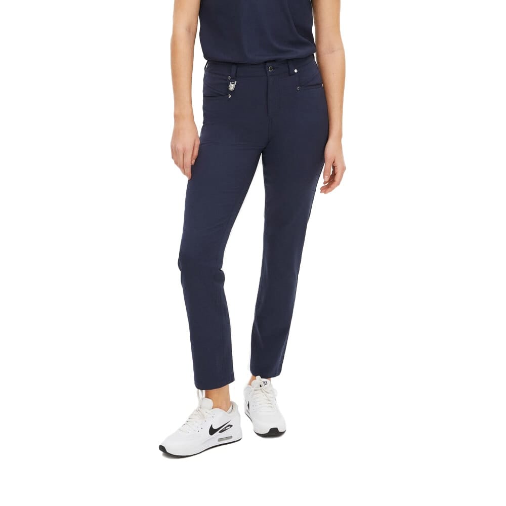 En model har Röhnisch Chie comfort Pants 30 golfbukser (dame) på