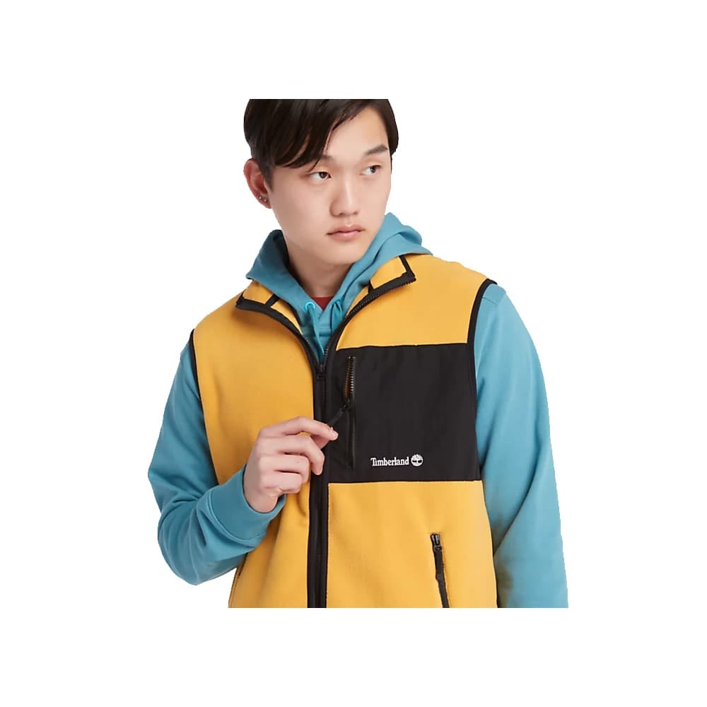 En model bruger den praktiske Timberland Outdoor Archive Vest fleecevest (herre)