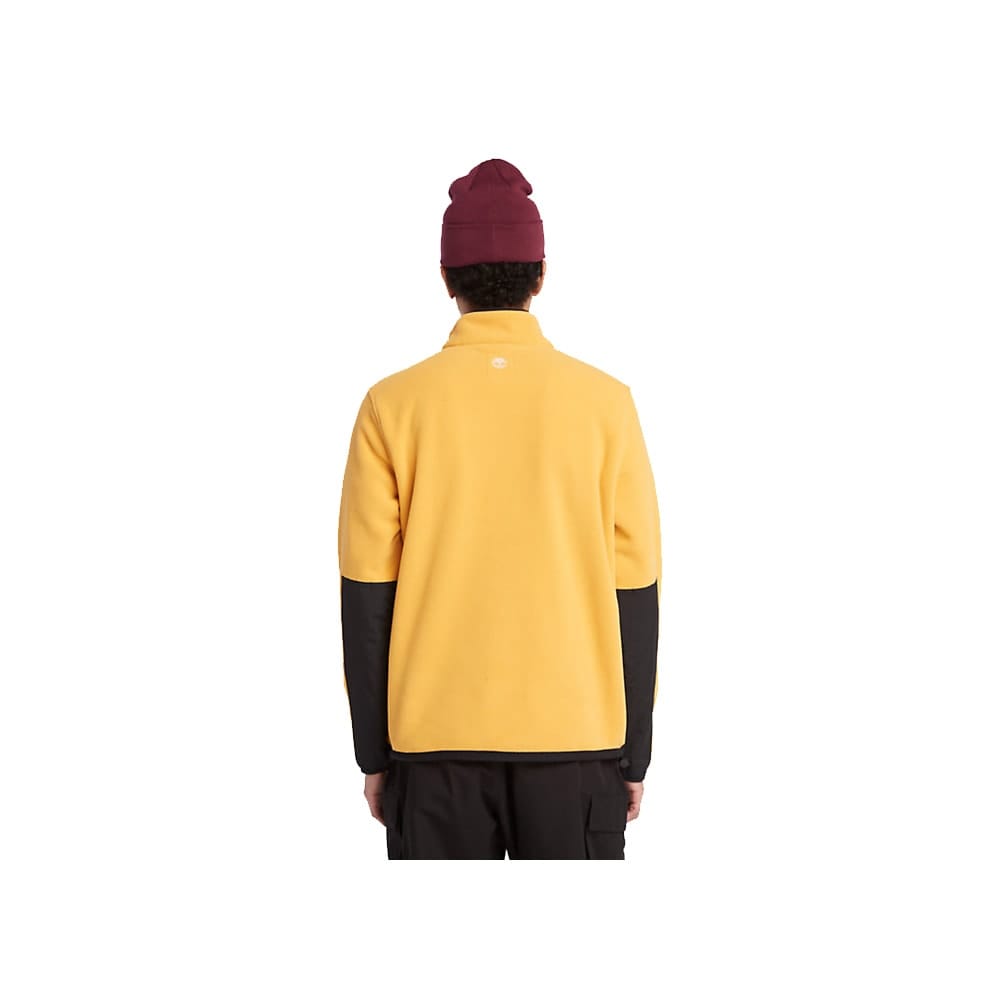 En model iført den behagelige Timberland Outdoor archive fleecejakke (herre) med ryggen mod kameraet