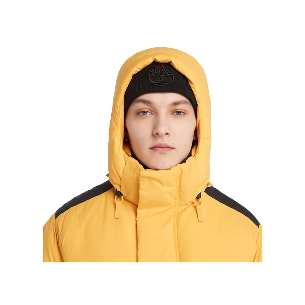 En model har hætten oppe på Timberland Down Puffer Parka vinterjakke (Herre)