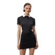 Ventilerende og behagelig J.Lindeberg Makena Polo piquéshirt (dame) på en model