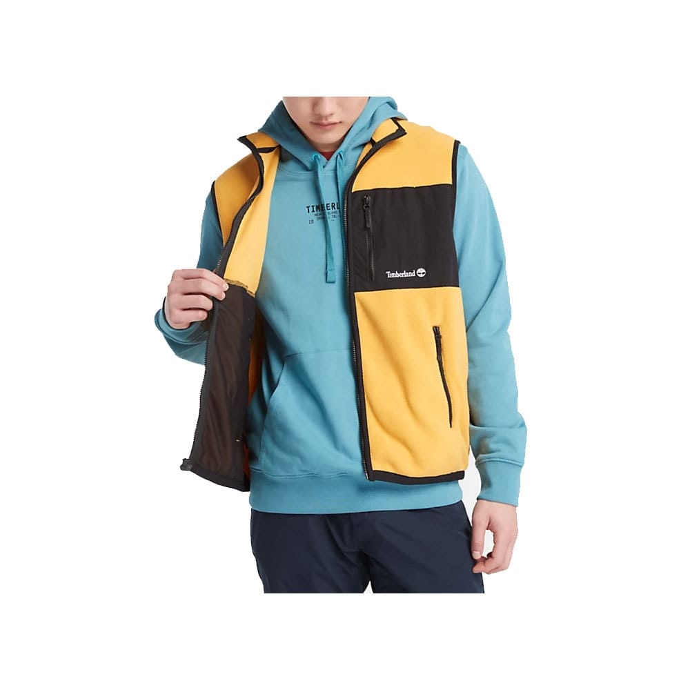 En model har Timberland Outdoor Archive Vest fleecevest (herre) på og viser det flotte inderfor
