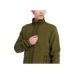 En model bruger den praktiske lynlås på Timberland High-Pile Fleece jakke (herre)