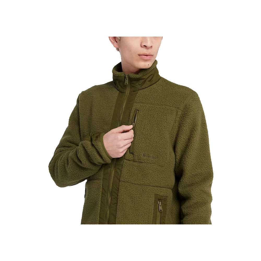En model bruger den praktiske lynlås på Timberland High-Pile Fleece jakke (herre)
