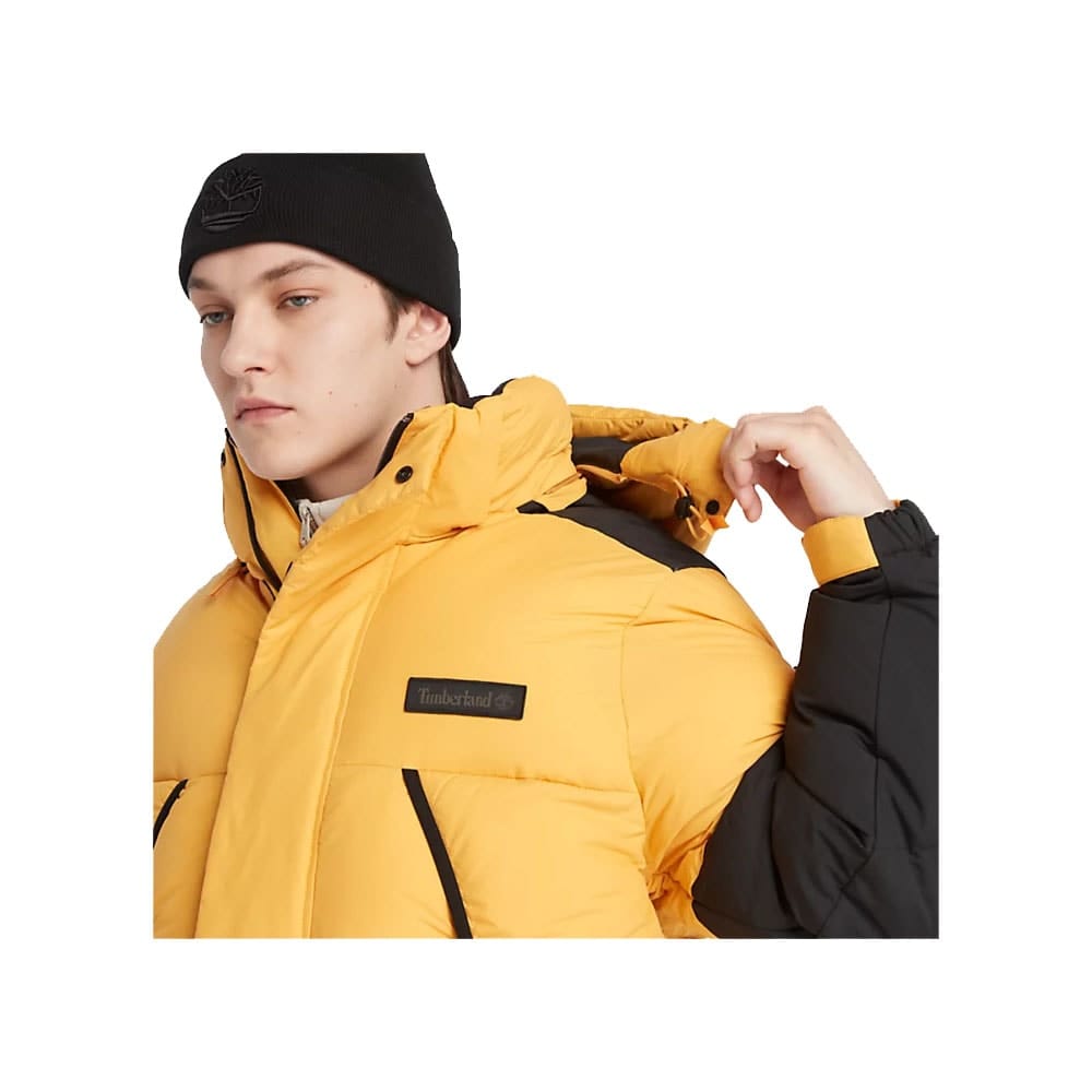 En model har Timberland Down Puffer Parka vinterjakke (Herre) på