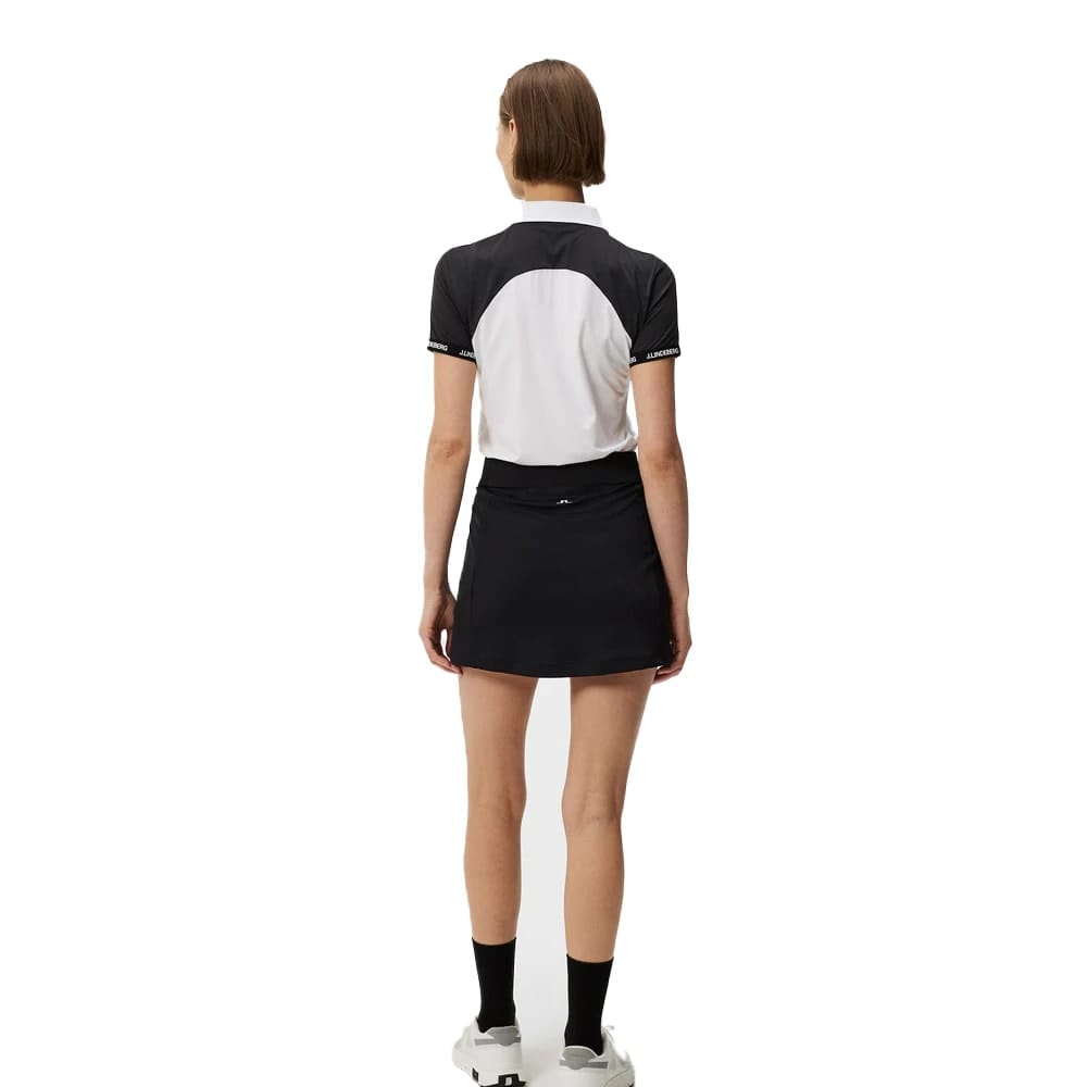 Bagsiden af ventilerende og behagelig J.Lindeberg Makena Polo piquéshirt (dame) på en model
