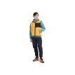 En model har en flot og behagelig Timberland Outdoor Archive Vest fleecevest (herre) på