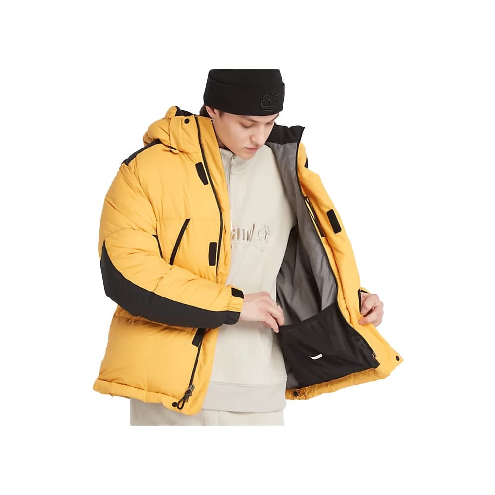 En model viser inderlommen på Timberland Down Puffer Parka vinterjakke (Herre)