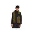 En model har Timberland Outdoor Archive Vest fleecevest (herre) på i farven olive