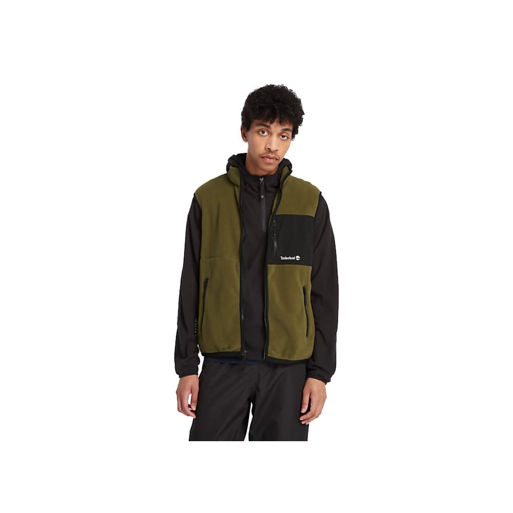 En model har Timberland Outdoor Archive Vest fleecevest (herre) på i farven olive
