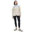 En model bærer en vindafvisende og flot Röhnisch Phoebe Blocked Pile Jacket (dame)