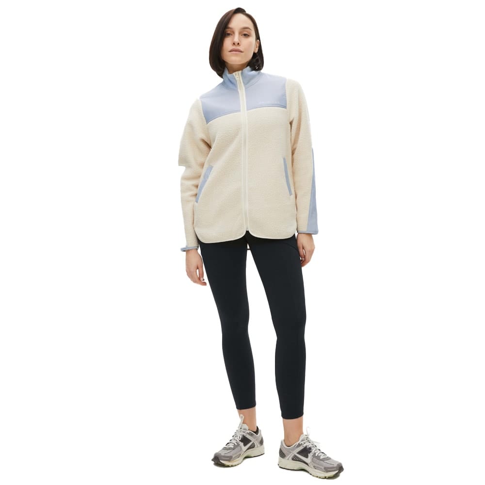 En model bærer en vindafvisende og flot Röhnisch Phoebe Blocked Pile Jacket (dame)