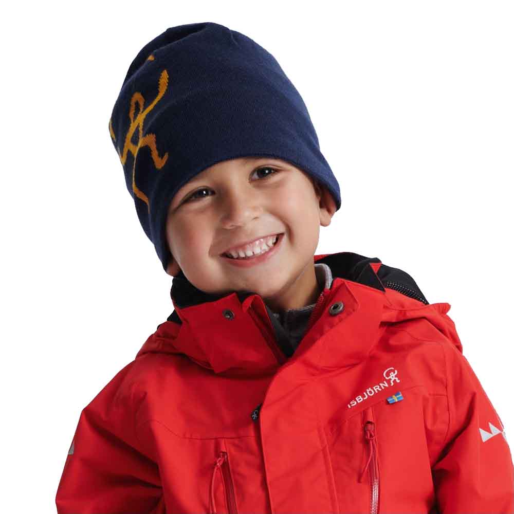 ISBJÖRN HAWK KNITTED CAP navy på en model, der smiler