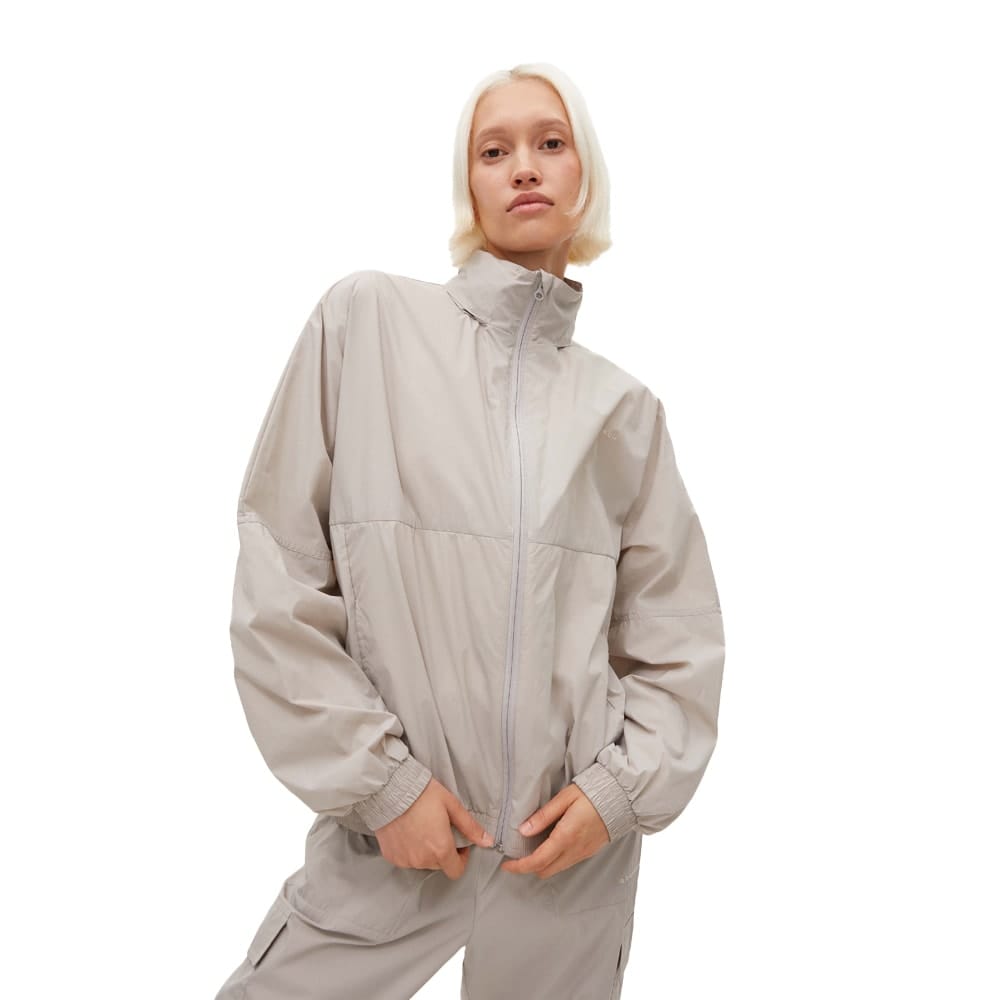 En vindtæt og praktisk Röhnisch Frankie Wind Jacket vindjakke (dame) på en model