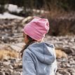 Isbjörn of Sweden Panda Beanie hue til børn båret af en pige i naturen