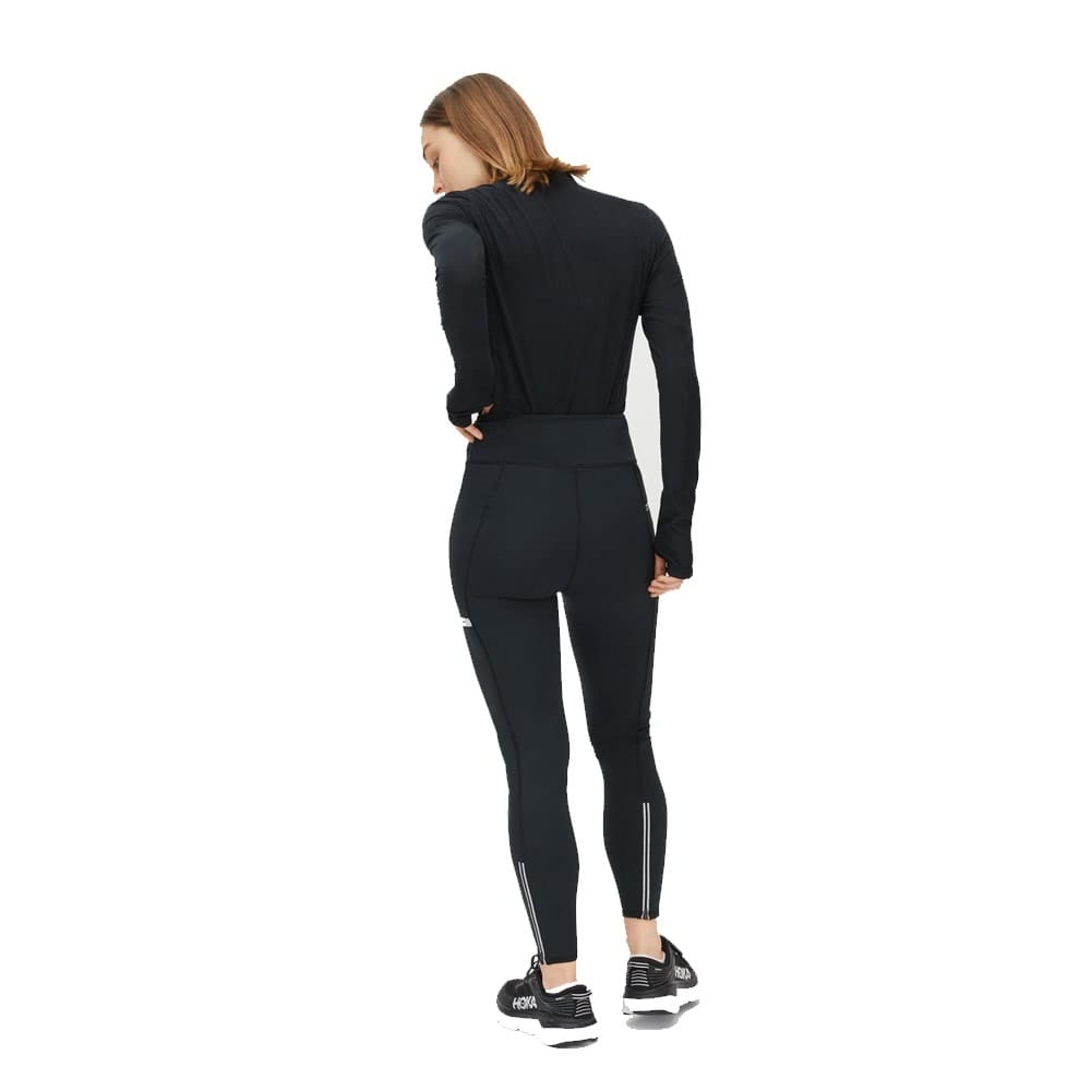 Röhnisch Insulate Wind Shield Tights løbetights (dame) på en model, der vender ryggen mod kameraet