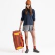 En model, der holder Sea to Summit Hydraulic Pro Dry Pack 50 L