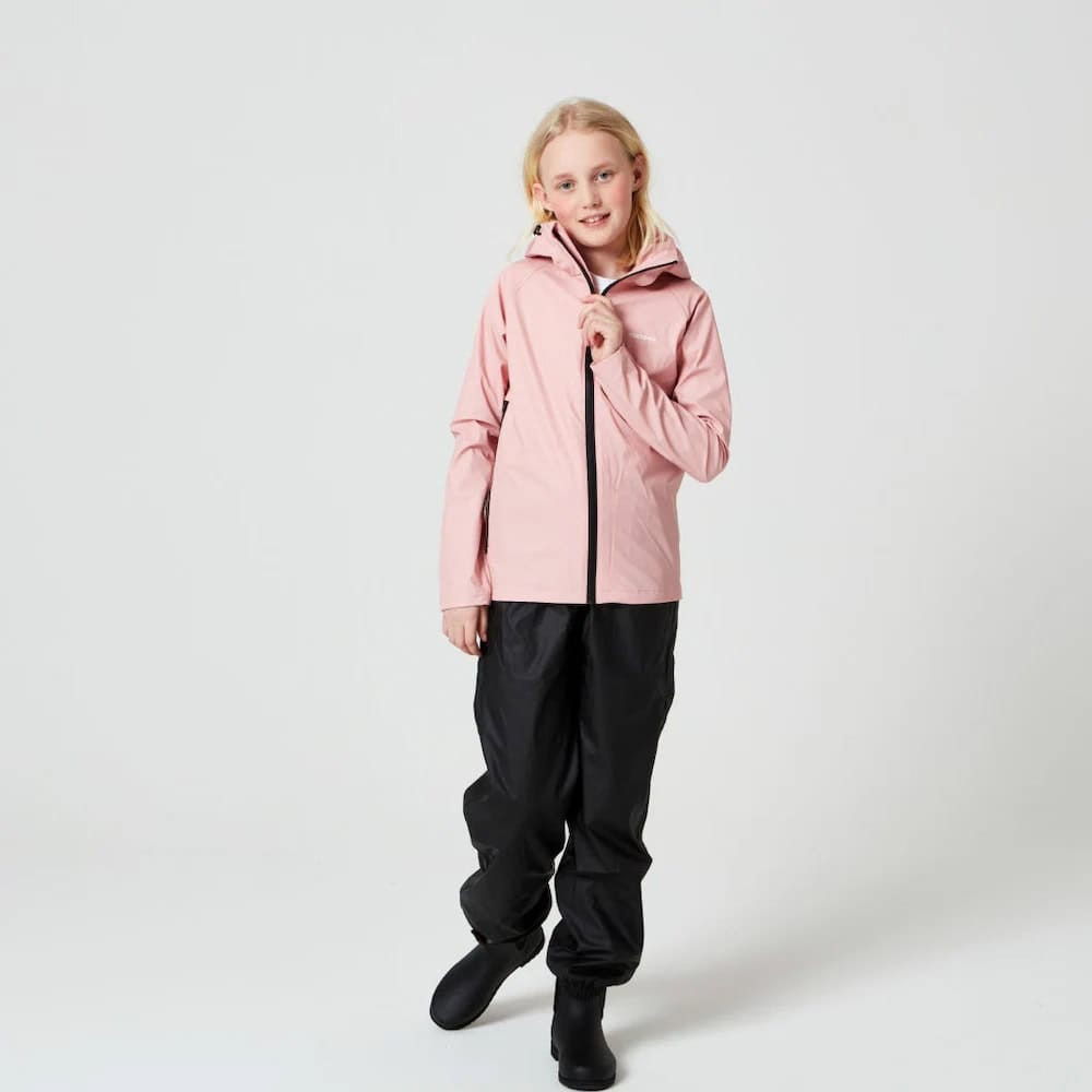 Tretorn Kids Packable rainset i light rose på en model set forfra