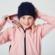 En pige har Tretorn Kids Packable rainset på