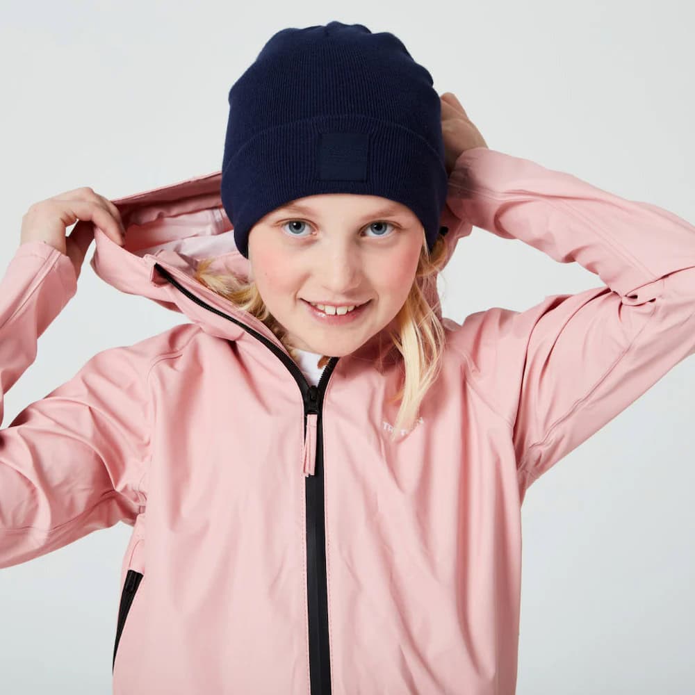 En pige har Tretorn Kids Packable rainset på
