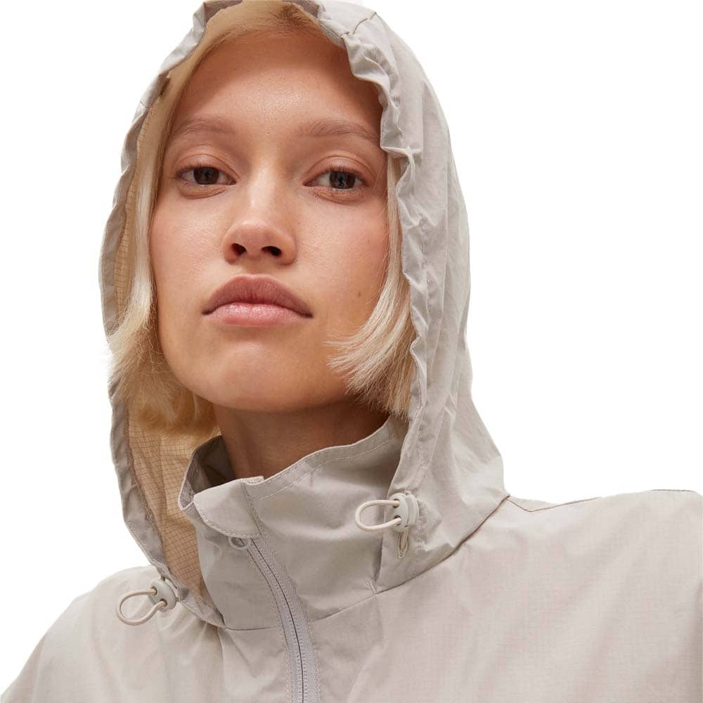 Hætte på en vindtæt og praktisk Röhnisch Frankie Wind Jacket vindjakke (dame)