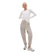 En model iført et par behagelige og beskyttende Röhnisch Frankie Wind Pants vindbukser (dame)