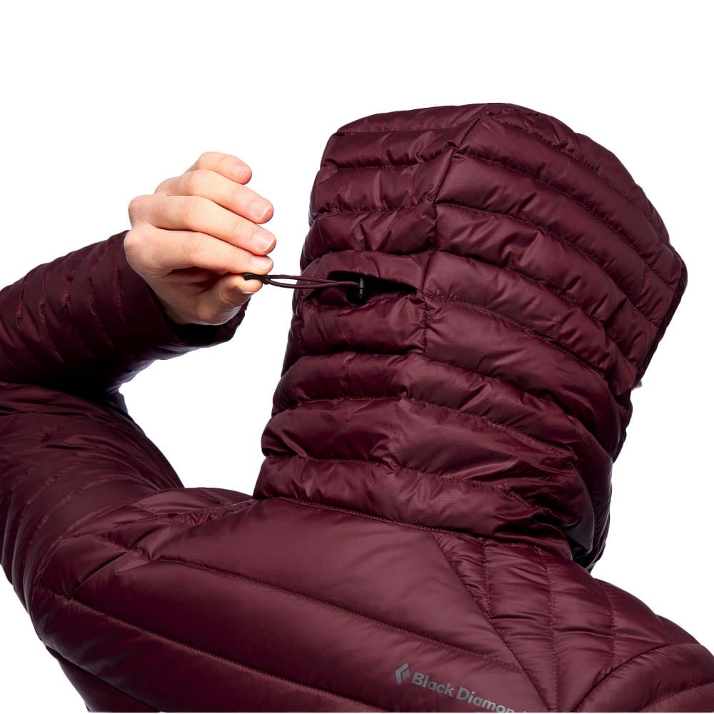 Nærbillede af model med hætte på Black Diamond Access Down Parka dunjakke (dame)