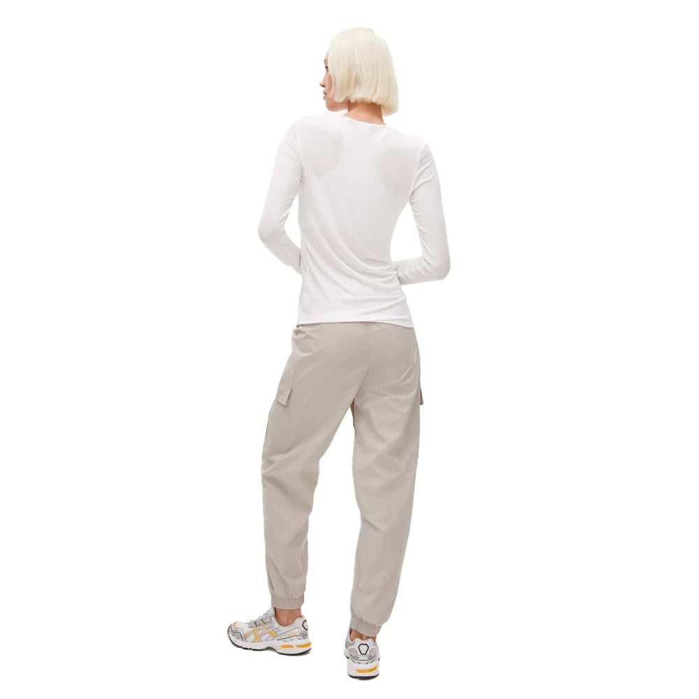 Bagsiden af et par behagelige og beskyttende Röhnisch Frankie Wind Pants vindbukser (dame) på en model