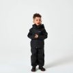 En lille dreng har Tretorn Kids Packable rainset i jet black på