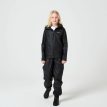 En pige har Tretorn Kids Packable rainset i jet black på
