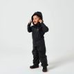 Dreng står med siden mod kameraet iført Tretorn Kids Packable rainset i farven jet black