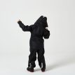 En dreng har Tretorn Kids Packable rainset på og står og danser