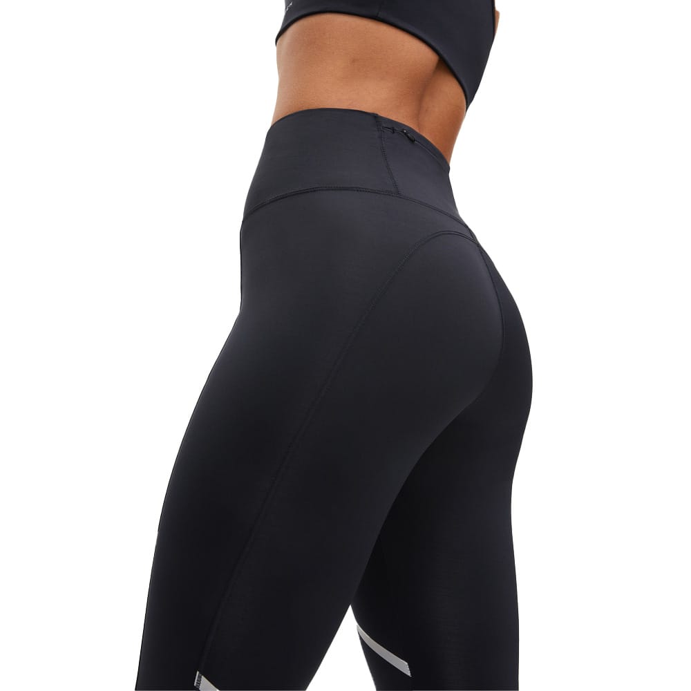 Shape Skyla Tights på model set skråt nedefra.