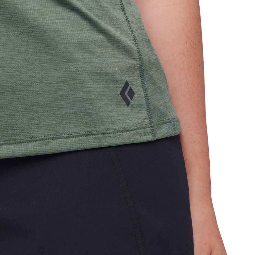 Nærbillede af logo på LIGHTWIRE SHORT SLEEVE TECH TEE