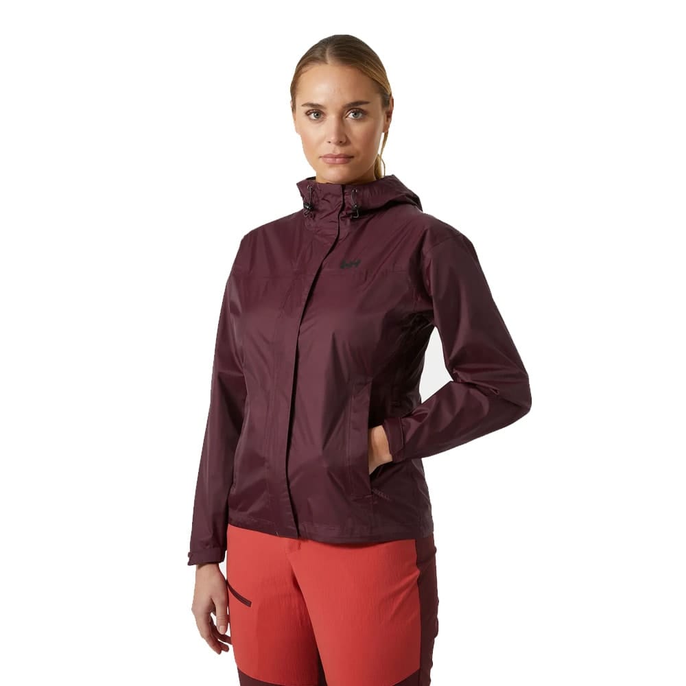 En flot og praktisk Helly Hansen Loke Jacket skaljakke (dame) på en model